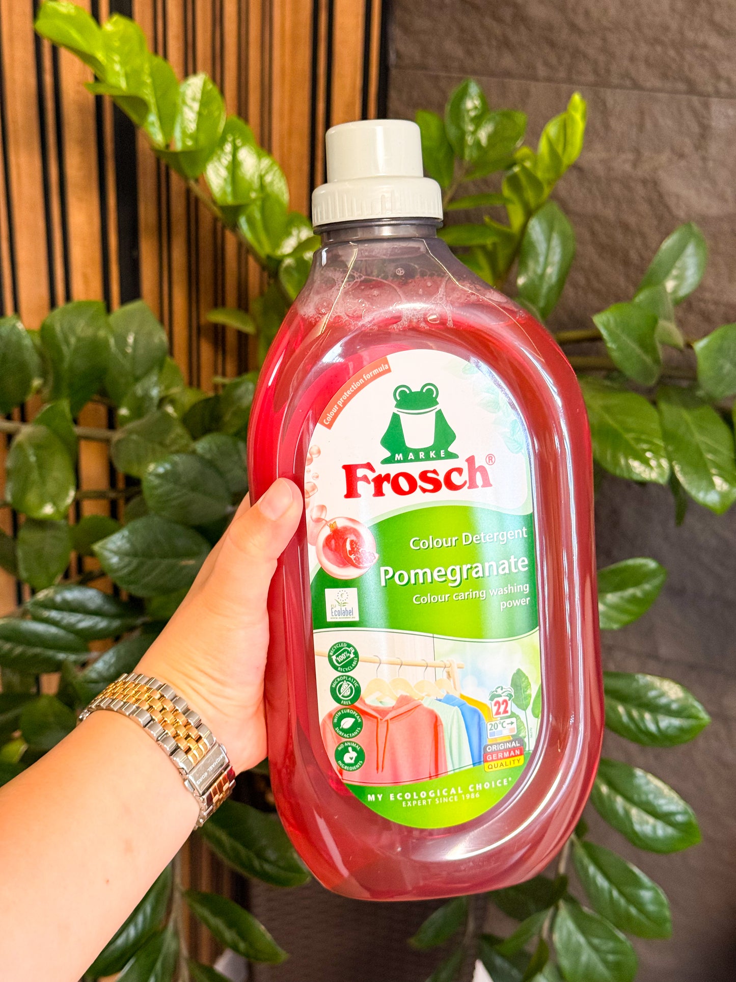 Frosch Течен Перилен Препарат за Цветно и Тъмно с Нар 1.5 L